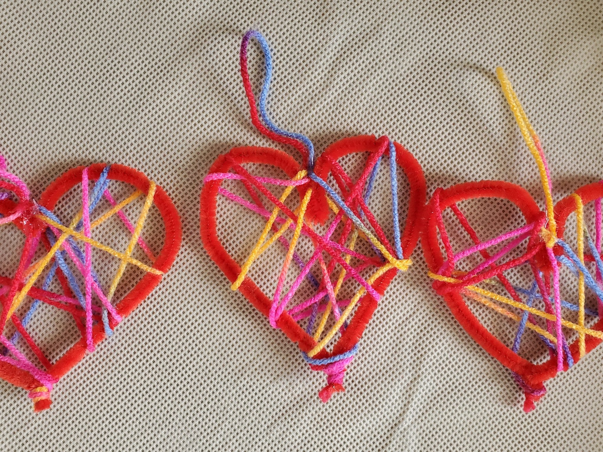 YARN HEART KID'S CRAFT | VALENTINE'S DAY - Valentine's Day - Bloggy Momma